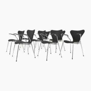 Modell 3207 Stühle mit schwarzem Kvadrat Bezug von Arne Jacobsen für Fritz Hansen, Dänemark, 1996, 8 . Set