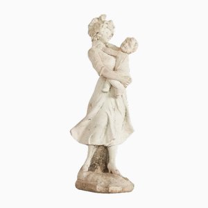Estatua de jardín de mujer con niño de piedra fundida desgastada, años 40