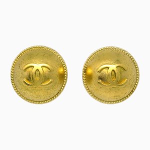 Aretes de clip con botones dorados de Chanel. Juego de 2