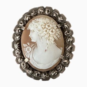 Broche camafeo de finales del siglo XIX que representa el perfil de una mujer