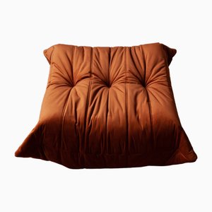 Pouf Togo in velluto ambrato e arancione di Michel Ducaroy per Ligne Roset
