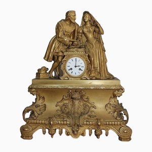 Reloj de péndulo estilo renacentista de bronce y latón, siglo XIX