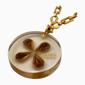 Collar con flores en oro de Chanel