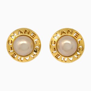 Aretes de clip con botones dorados de perlas artificiales de Chanel. Juego de 2