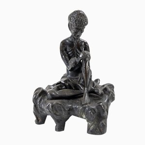Chinesische Bronzefigur eines sitzenden asketischen Mönchs, 1940er