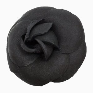 Broche de ramillete Camellia con satén de seda negro de Chanel