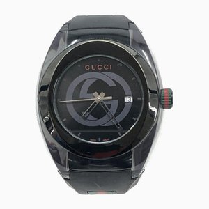 Reloj de cuarzo con correa de caucho negro de Gucci