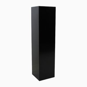 Columna de diseño de madera lacada en negro