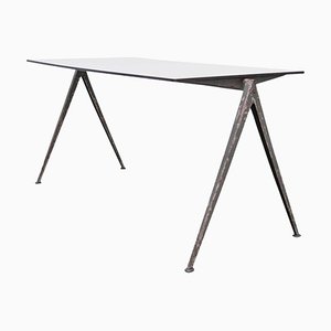 Wim Rietveld zugeschriebener Pyramiden Tisch für Ahrend De Cirkel, 1960er