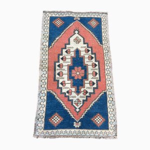 Kleiner türkischer Teppich aus natürlicher Wolle, 1960er