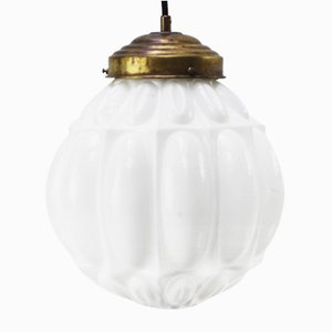 Lampada vintage in vetro opalino bianco e ottone