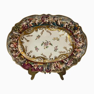 Plato de cerámica trabajada y decorada de Capodimonte, años XIX-XX