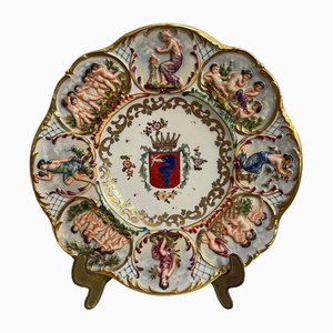 Plato de cerámica trabajada y decorada de Capodimonte, años XIX-XX