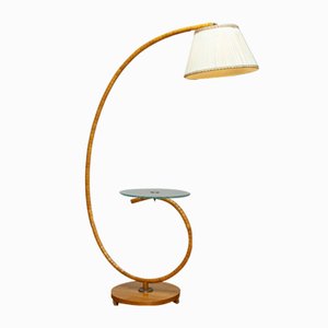 Lámpara de pie sueca modernista de olmo con mesa de vidrio artístico de Iwo Mariestad, años 40