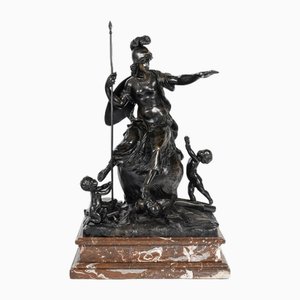 Escultura de bronce de Napoleón III de una mujer con casco rodeada de querubines