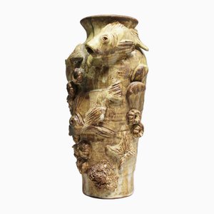 Jarrón de cerámica con decoración de peces de Christopher Crete