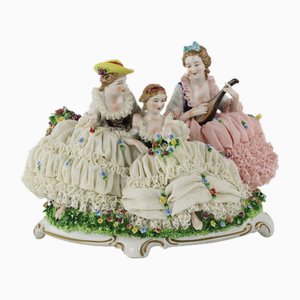 Concert de groupe de porcelaine sur l'herbe
