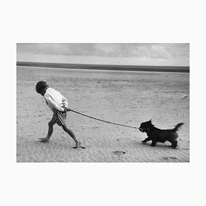 Walking the Dog, 1980er, Silberner Gelatinefaserdruck