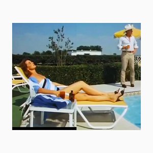 Barbie en blanco, junto a la piscina, 2022, impresión de pigmento de archivo