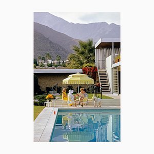 Lámina fotográfica Slim Aarons, Poolside Friendship, Estate, 1970/2020