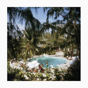 Lámina fotográfica Slim Aarons, Eleuthera Pool Party, Estate, 1964/2020