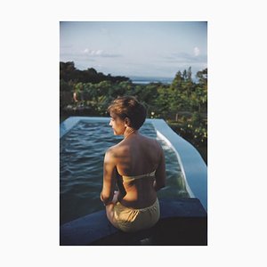 Slim Aarons, Poolside in Kenya, Estate, Impresión fotográfica, 1958/2020