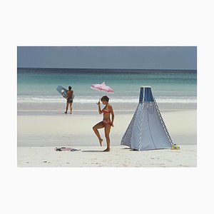 Slim Aarons, Harbour Island, Bahamas, Estate Stamped Fotodruck, 1967 / 2020er Jahre