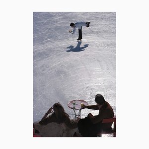 Lámina fotográfica Slim Aarons, Skating Waiter, Estate, 1978/2020