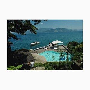 Lámina fotográfica Slim Aarons, Pool by the Sea, Estate, 1985/2020