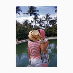 Lámina fotográfica Slim Aarons, Poolside Secrets, Estate, 1961/2020