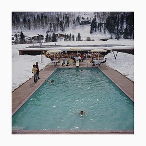 Lámina fotográfica Slim Aarons, Snow Round the Pool, Estate, 1964/2020