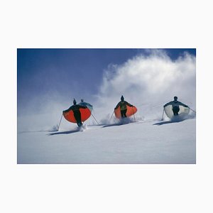 Lámina fotográfica Slim Aarons, Esquiadores con capa, Estate, 1967/2020