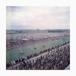 Lámina fotográfica Slim Aarons, Hipódromo de Chantilly, Estate, 1956/2020