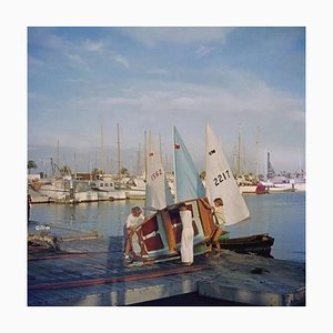 Slim Aarons, Sailing Dinghy, Impression photographique estampillée Estate, 1956 / années 2020