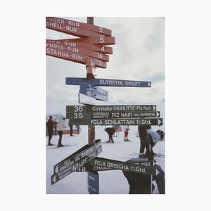 Slim Aarons, Panneau indicateur à St Moritz, Tirage photographique estampillé Estate, 1963 / 2020