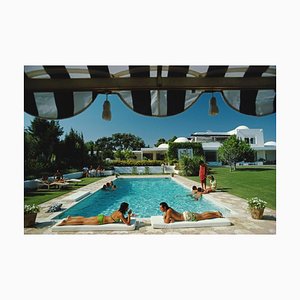 Slim Aarons, Poolside in Sotogrande, Lámina fotográfica Estate, 1975/2020
