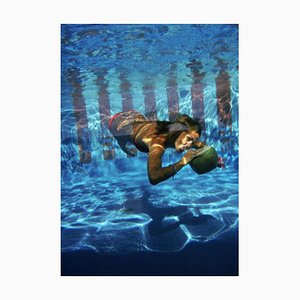 Lámina fotográfica Slim Aarons, Underwater Drink, Estate, 1972/2020