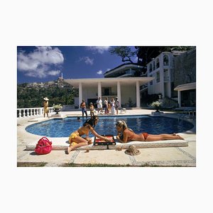 Slim Aarons, Backgammon au bord de la piscine, Impression photographique estampillée Estate, 1972 / 2020