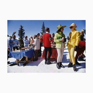 Slim Aarons, Snowmass Gathering, Impression photographique estampillée Estate, 1968 / 2020