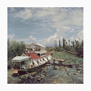 Slim Aarons, Jhelum River, Impression photographique estampillée Estate, 1961 / années 2020