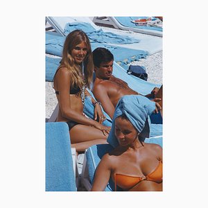 Slim Aarons, George Hamilton et Alana Collins, Tirage photographique estampillé Estate, 1968 / 2020