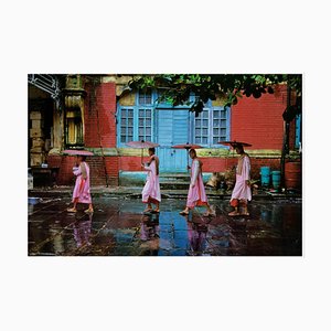Steve McCurry (1950, estadounidense), Steve McCurry Procesión de monjas, Rangún, Birmania, firmado 1994/2020