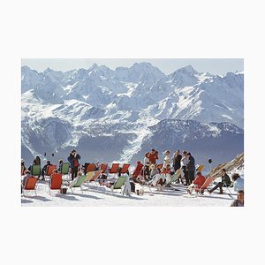 Lámina fotográfica Slim Aarons, Lounging in Verbier, 1964, Estate Stamped