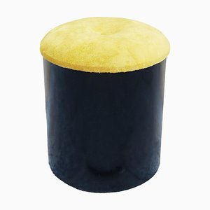 Runder Hocker aus schwarzem Holz mit gelbem Stoffkissen, 1970er