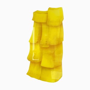 Escultura de pared Realities de terciopelo en amarillo de Sven Jansse