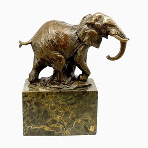 Elefantenskulptur aus patinierter Bronze