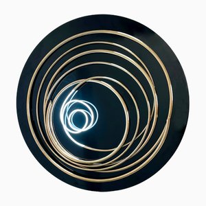 Mark Beattie, Neon bianco e spirale dorata, 2023