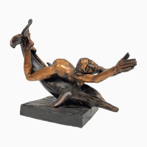 Mujer sobre delfín, 1981, cobre y estaño