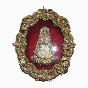 Relicario religioso español de la Virgen del Rocío con Paloma blanca sobre marco de metal plateado tallado