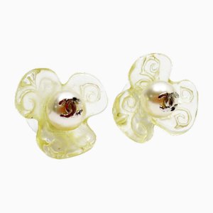 Coco Mark Ohrringe aus Kunstharz mit Blumenmotiv und klarem Weißen Silber von Chanel, 2 . Set
